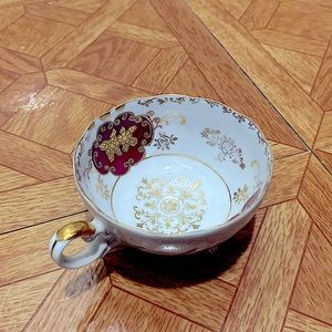 3 FOOTED ROYAL SEALY CHINA JAPAN FLORAL GOLD TRIM SCALLOPED DESIGN TEACUP SAUCER